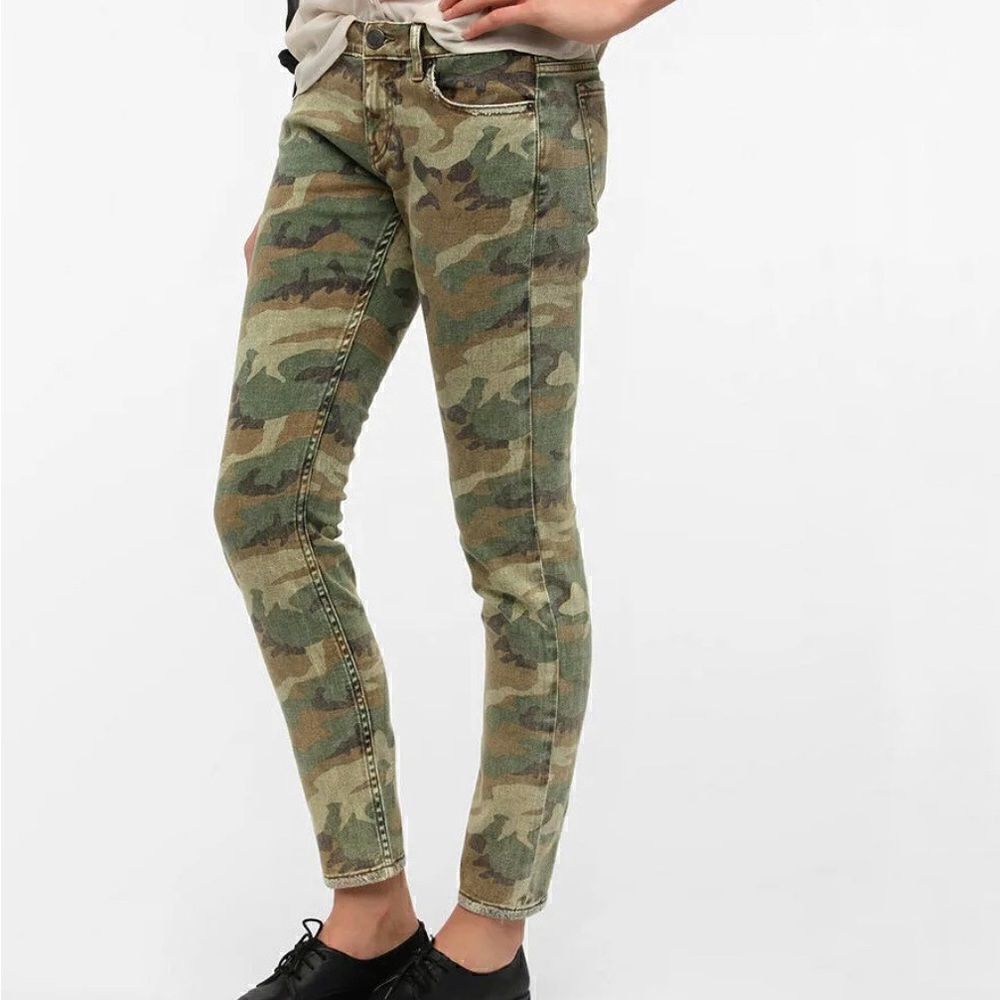BDG Midrise Cigarette Ankle Camouflage Jeans Size 32